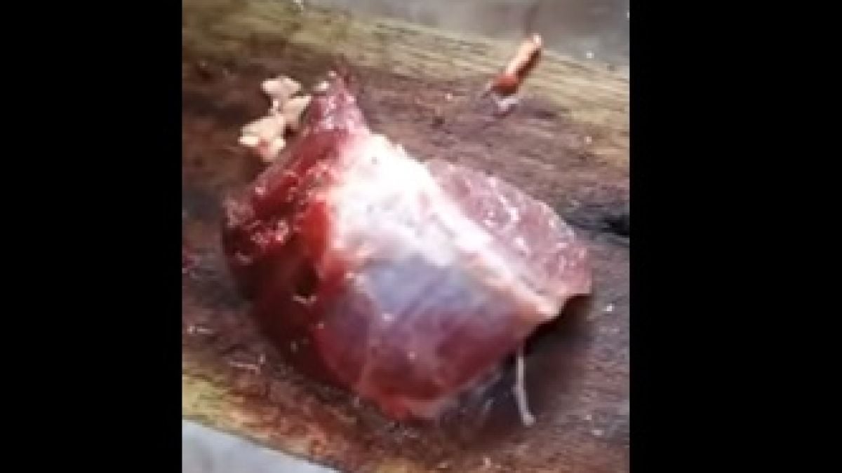 Кошмарно ВИДЕО! Клиент си избираше месо, но внезапно едно от парчетата започна да мърда 