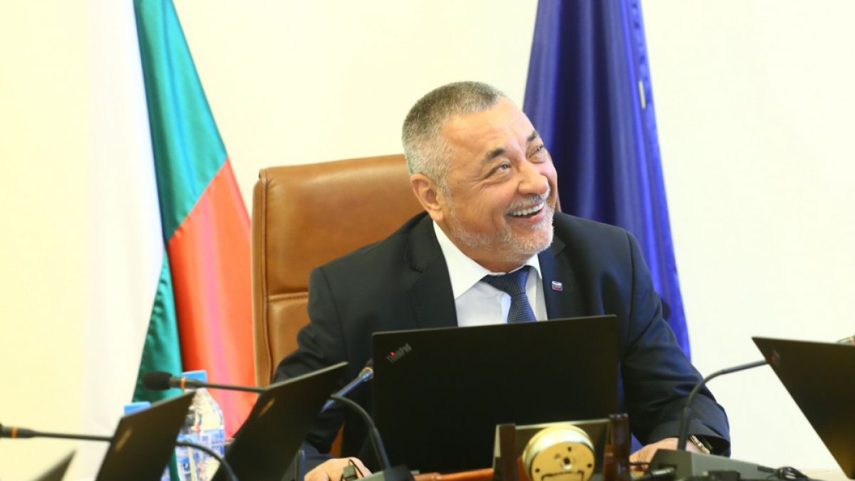 Мрежата завря: Симеонов е неадекватен след трагедията с автобуса