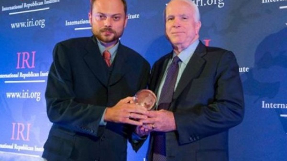 Politico: Маккейн предварително избрал кой да носи ковчега му 