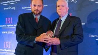 Politico: Маккейн предварително избрал кой да носи ковчега му 