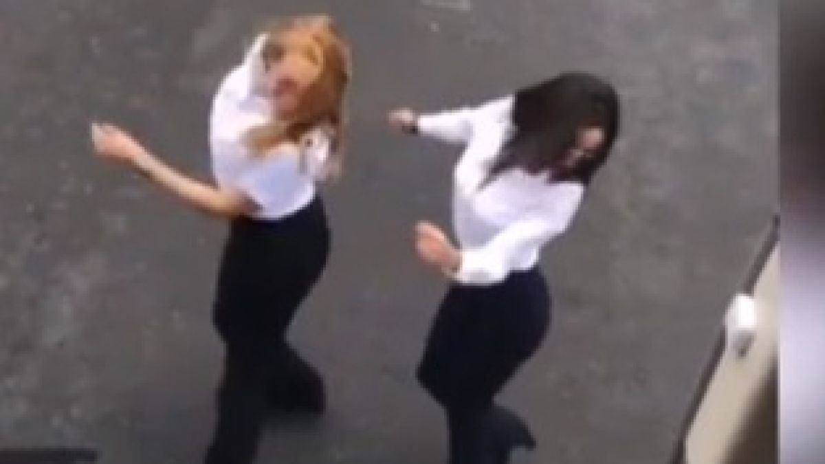 Шашаво ВИДЕО: Жени пилоти чуха хитова песен, скочиха от самолета и започнаха да танцуват