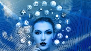 Защо YouTube и Facebook искат да ни спасят от самите тях?