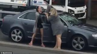  Шофьорки на "Ягуар" и "Ауди" се млатиха здраво пред ужасено дете и очевидци (СНИМКИ/ВИДЕО 18+)
