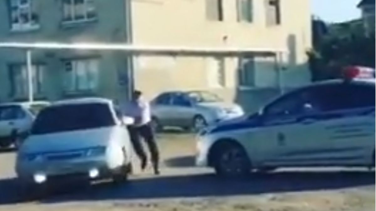 Катаджия вади пищов и измъква в движение джигит нарушител от колата му (ВИДЕО)