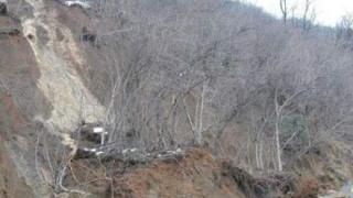 Свлачище затрупа републиканския път към курорта "Боровец" (СНИМКА)