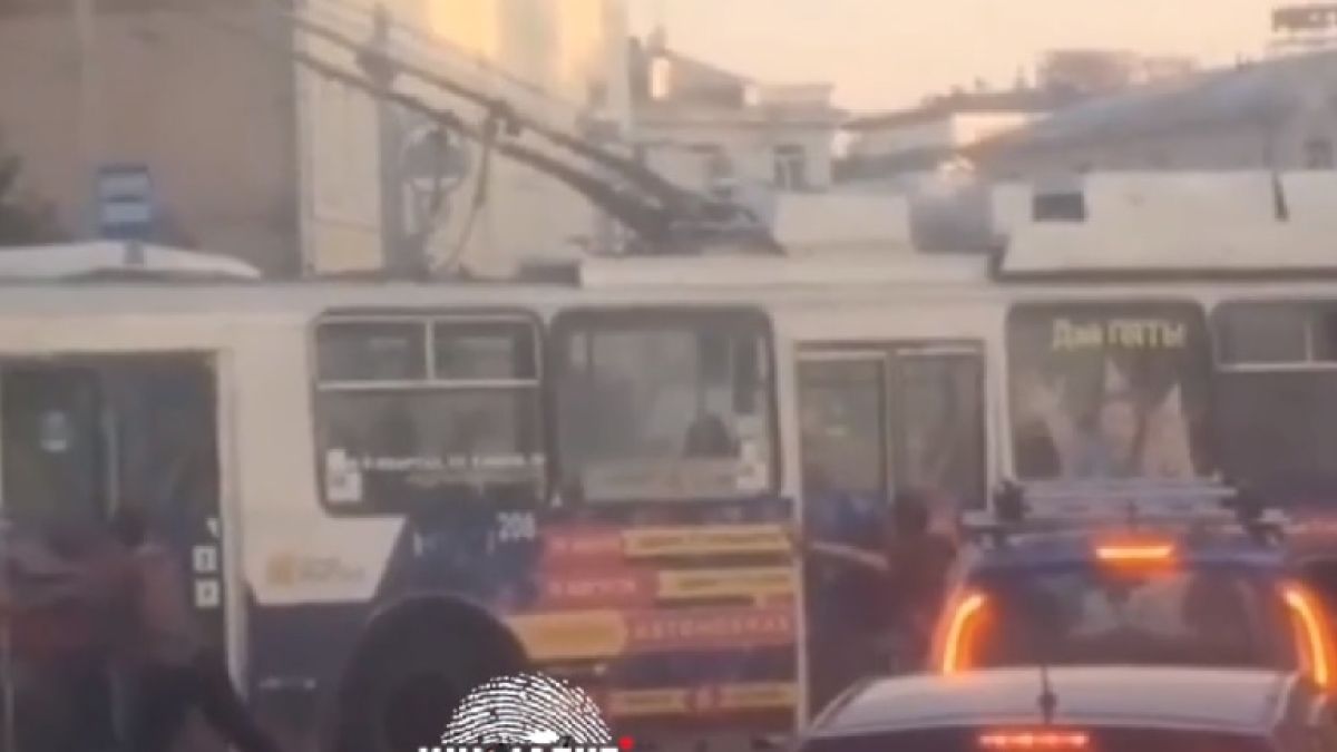 Неволята учи: Пътници бутат тролея си, за да могат да се приберат вкъщи (ВИДЕО)