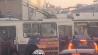 Неволята учи: Пътници бутат тролея си, за да могат да се приберат вкъщи (ВИДЕО)