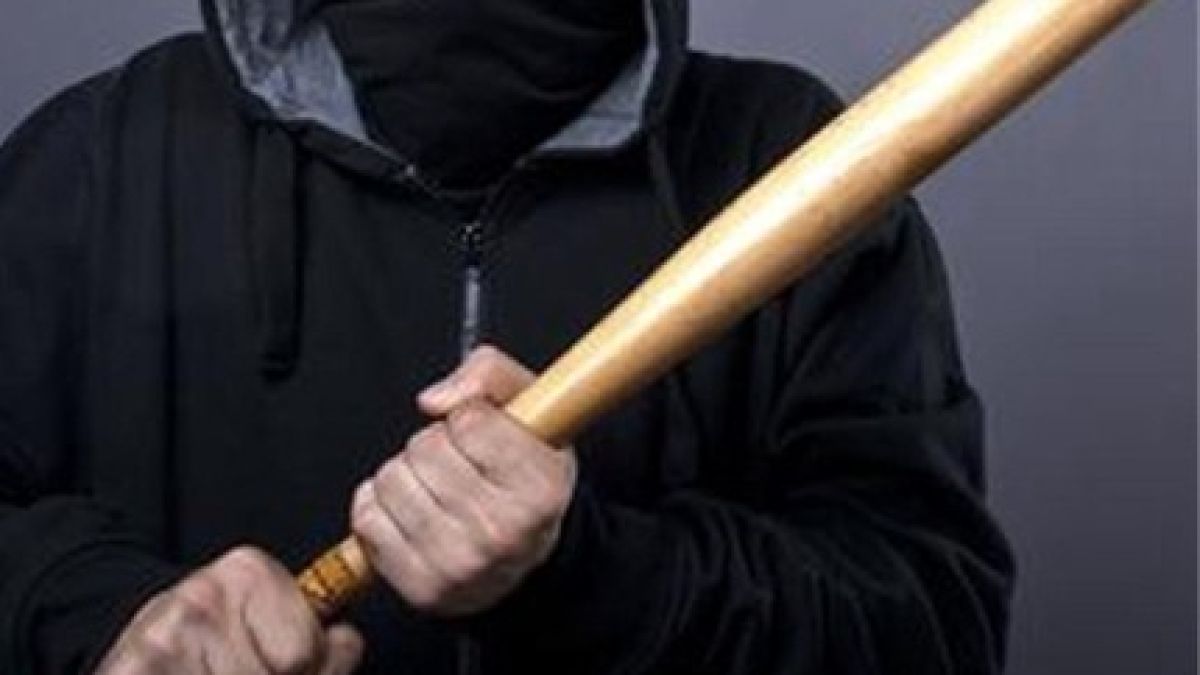 По тъмна доба: Непознати нападнаха с бухалки и ограбиха търновец 
