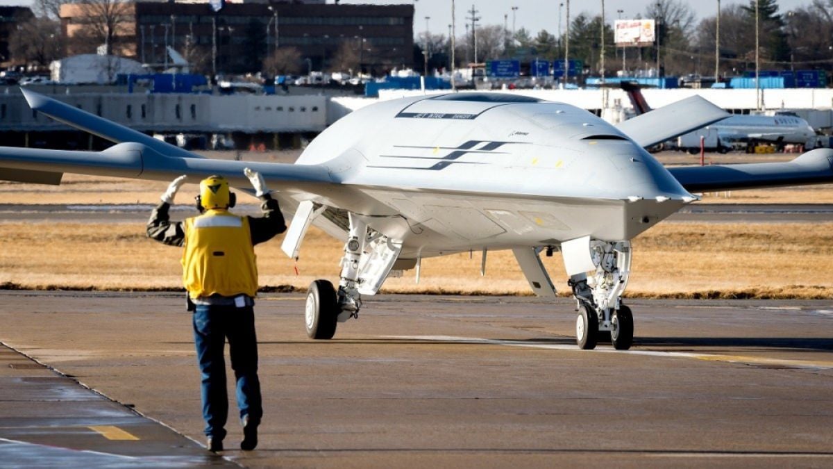 Boeing ще произведе първите палубни безпилотни цистерни за гориво (ВИДЕО) 