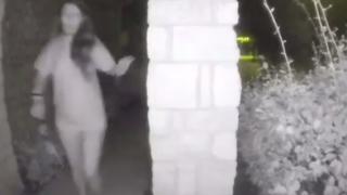Зловещо! Цял град не спи заради жена с въжета на ръцете, звъни по къщите и... (ВИДЕО)