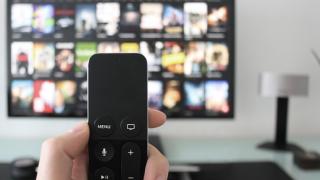 Писател се напи и си извика проститутка, а след това нещата опряха до болница заради едно дистанционно...