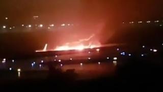 Кошмар на летището в Сочи! Боинг 737 мина през оградата и избухна в пламъци, а сърцето на работник се пръсна от ужас (ВИДЕО)