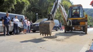Своге на бунт заради пътя-убиец, Божурище брани шофьора на фаталния автобус 