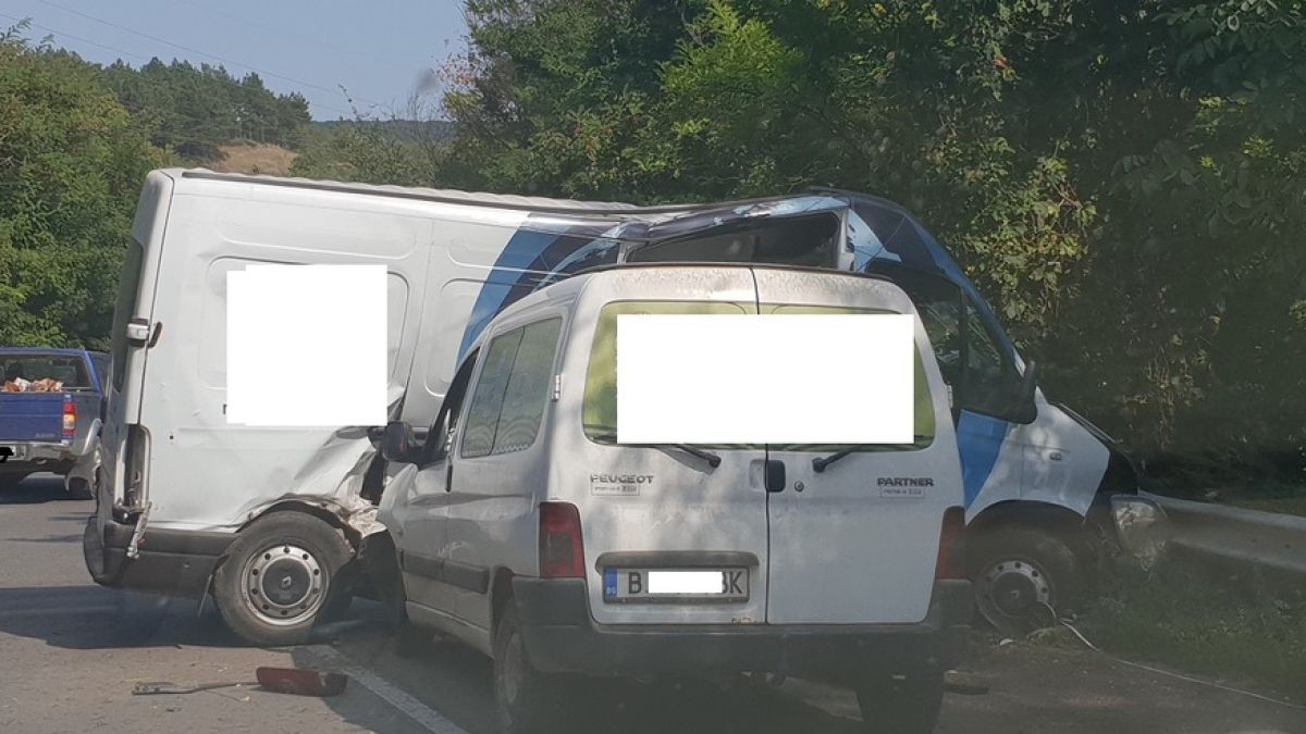 Катастрофа край Варна! Пежо се заби в бус