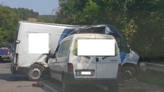 Катастрофа край Варна! Пежо се заби в бус
