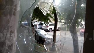 Счупиха стъклото на бургаски фоторепортер, за да го сплашат