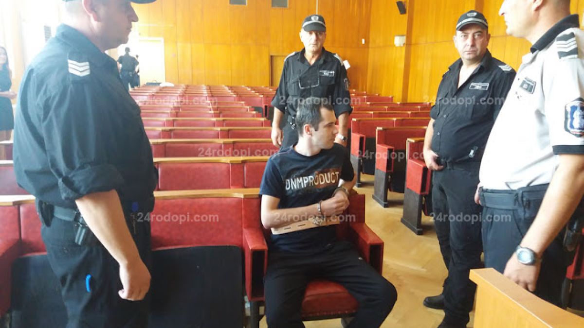 Обвиненият за убийството на малката Дамла влезе в съда и напрегнато се вторачи в...