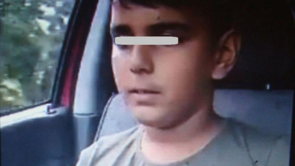 Потресаващо ВИДЕО показа как 11-годишен хлапак, насърчаван от баща си, прави нещо супер опасно!