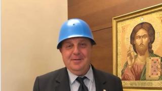 Извънредно в БЛИЦ! Говорителката на Борисов показа сензационна СНИМКА на Каракачанов със синя каска: Така се идва на коалиционен съвет!