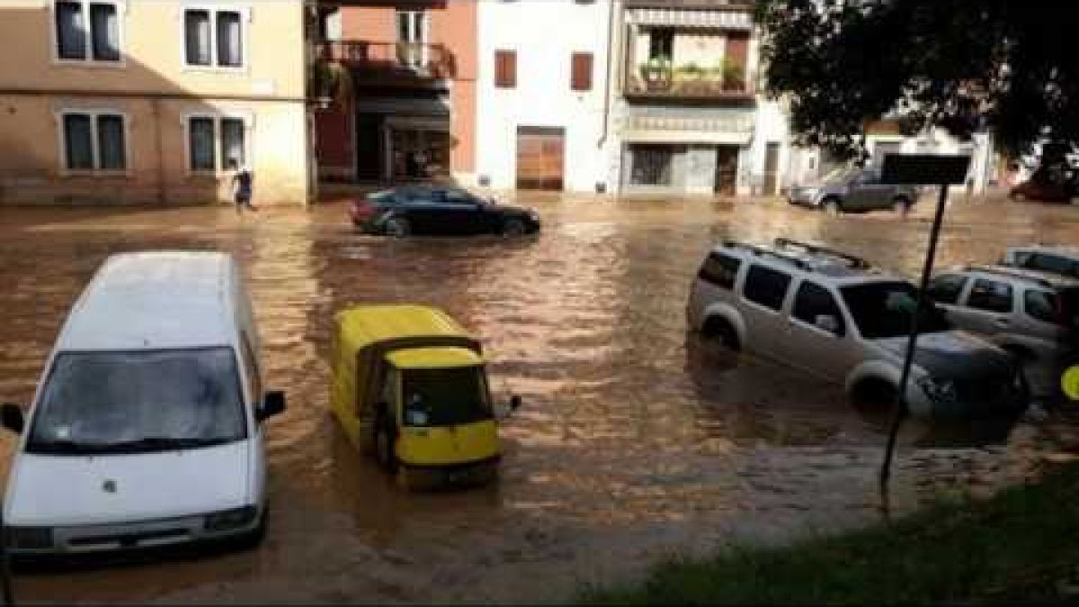 Водна стихия в Северна Италия, домове и автомобили са под вода