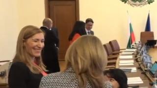 Министрите започнаха с шеги и закачки заседанието в МС след тежките среднощни преговори (СНИМКИ)