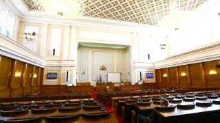 Кворумът в парламента пак провален! Нинова и Зарков се смеят от първия ред