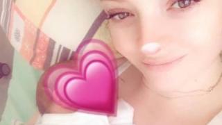 Сексапилната моделка Глория Петкова роди и веднага показа СНИМКА на бебчето