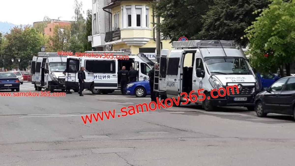 Самоков смразен след убийството на разведената Венета и децата от ревнивия Иван, ето какво разказват хората