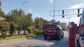 Простащина: Пловдивчанин с джип BMW засече линейка, наби мъж с инсулт и съпругата му, а после избяга (СНИМКИ)