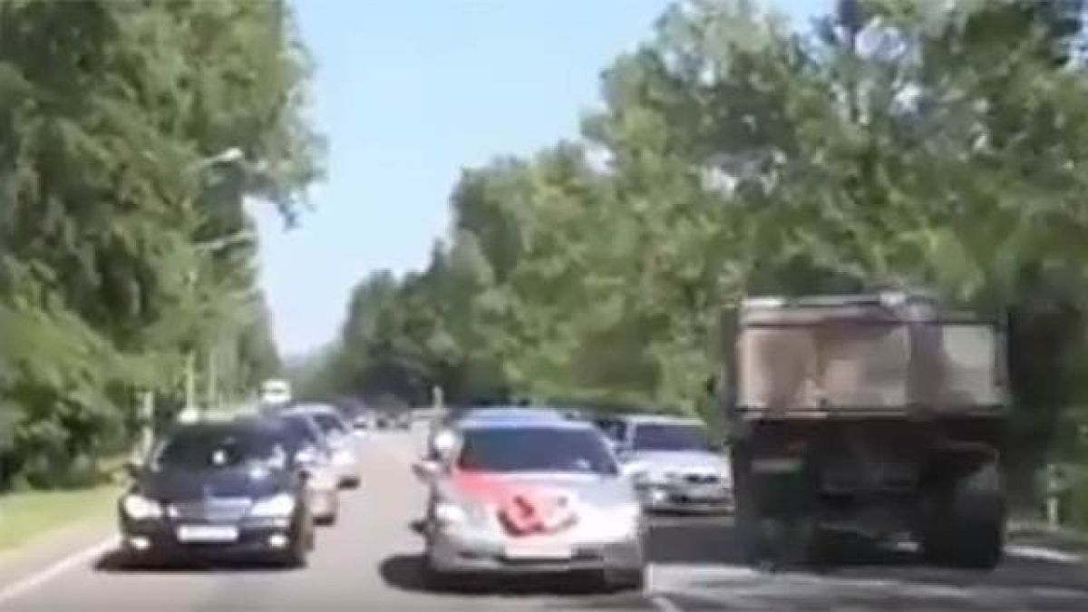 Сватбари карат като идиоти, разбиват мерцедес в камион (ВИДЕО)