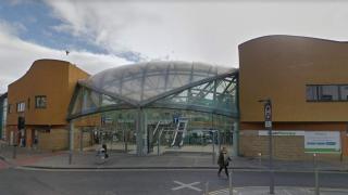 Жестоко нападение с нож в английски град! Полицията го отцепи от света