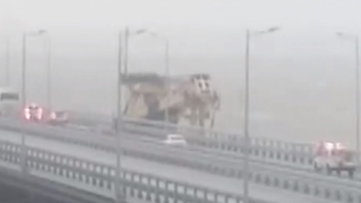 Огромно морско съоръжение се вряза в Кримския мост (ВИДЕО)