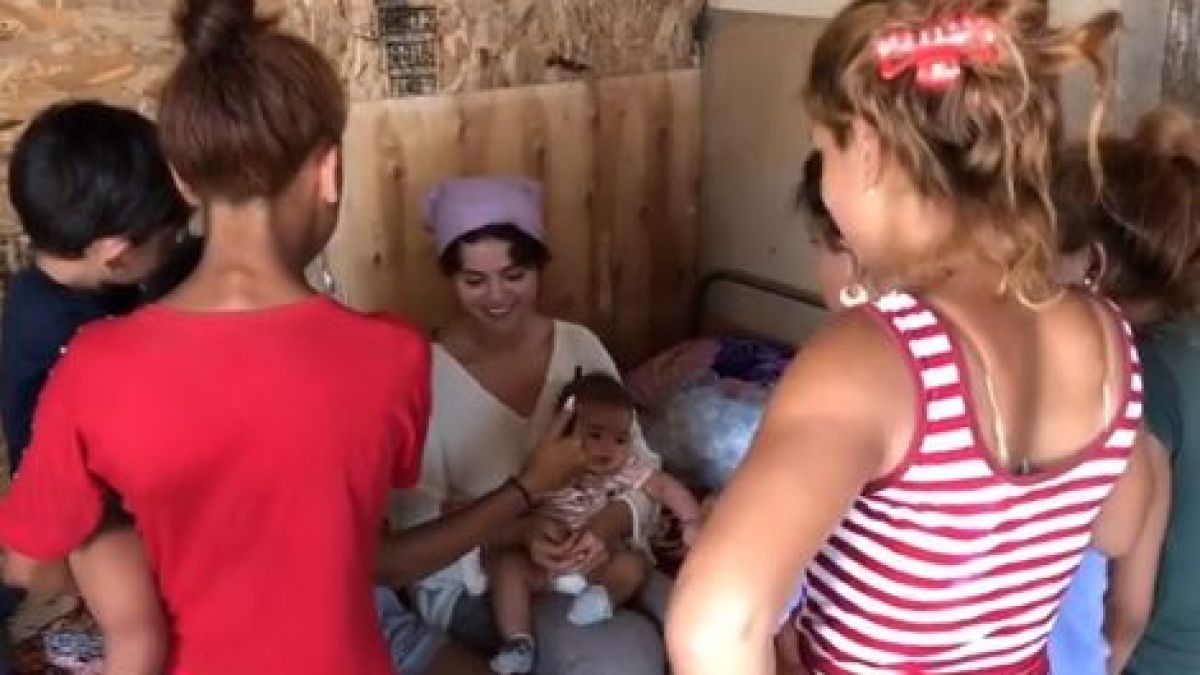 Това не се вижда всеки ден: Холивудската звезда Селена Гомес в столично циганско гето (СНИМКИ/ВИДЕО)