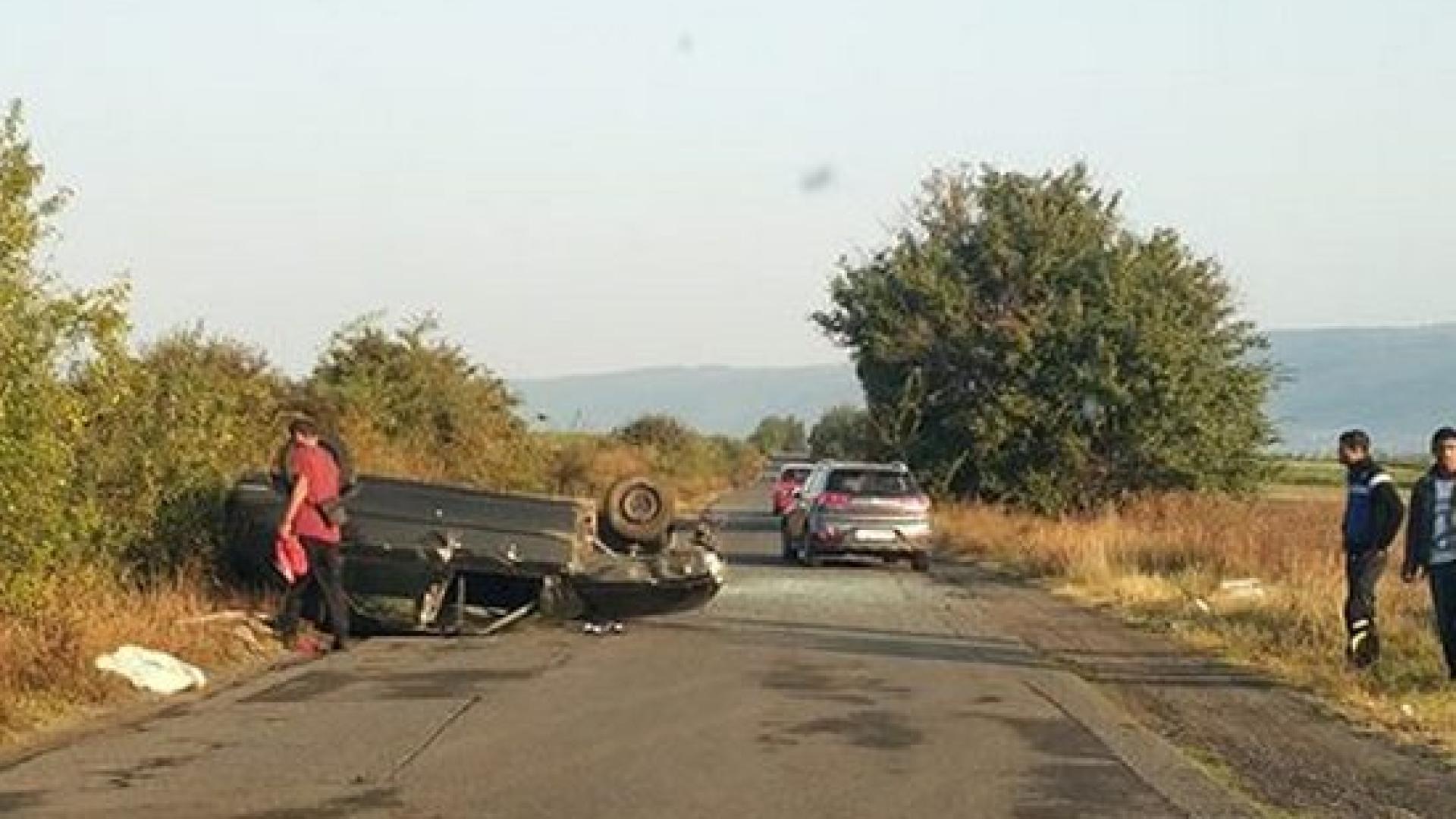 Страшна каскада на пътя: Кола се преобърна по таван край Поморие