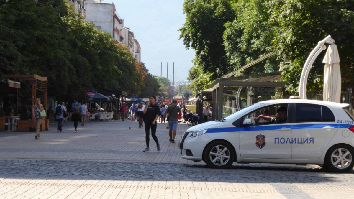 Първо и ексклузивно в БЛИЦ! Див екшън на "Витошка": Българи и чужденци се млатят пред смаяни минувачи, има арести