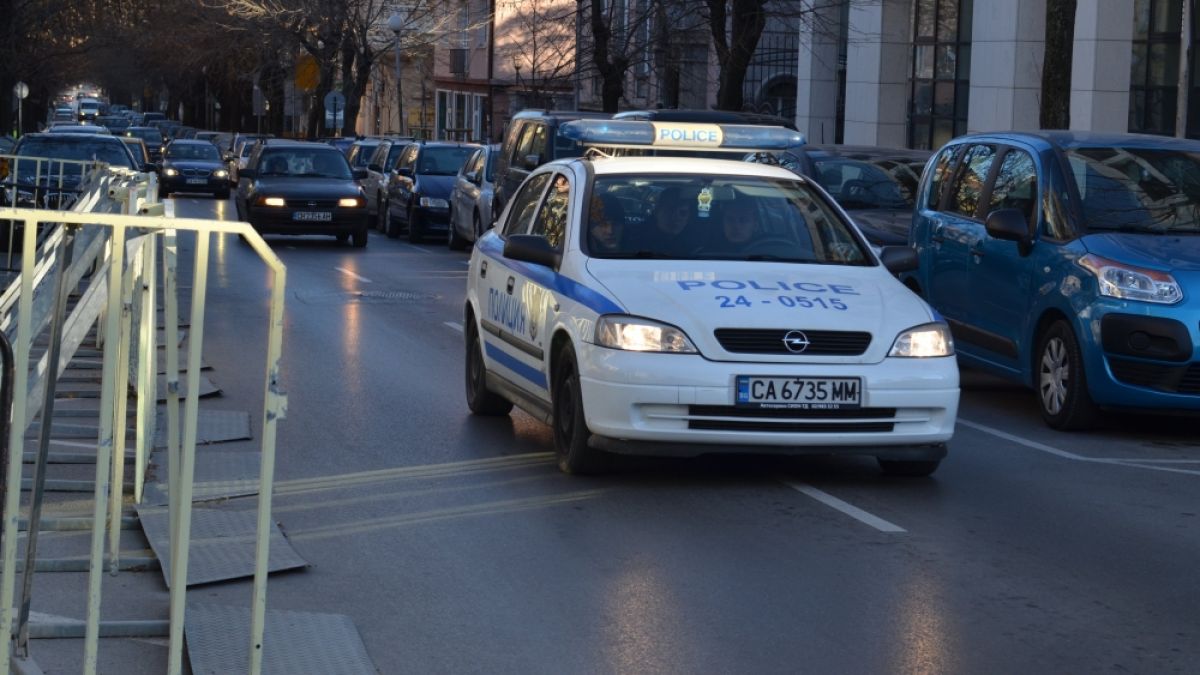 В Пловдив контрабандист се опитал да постави белезници на полицай