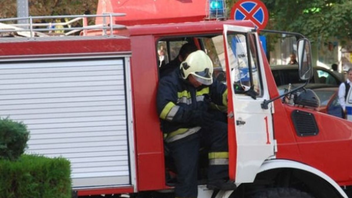 Извънредно в БЛИЦ! Зловеща гледка в двора на пловдивската Университетска болница, пожарникари и полицаи летят към мястото 
