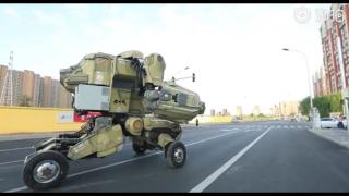 Уникално: Боен робот се разхожда по улиците на Пекин (ВИДЕО)