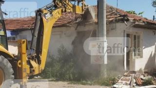Багери атакуват незаконните ромски къщи в пловдивската Шекер махала