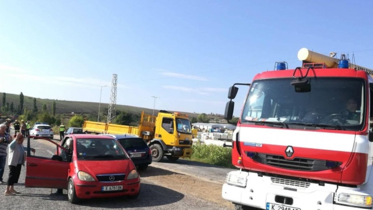 Водач навлезе в участък в ремонт и падна в крайпътна канавка (СНИМКА)