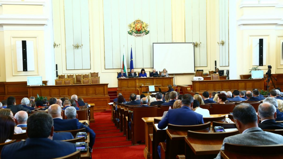 Гласуването на министерските оставки отпадна от дневния ред на парламента – причината е в Румен Радев
