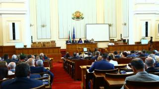 Гласуването на министерските оставки отпадна от дневния ред на парламента – причината е в Румен Радев