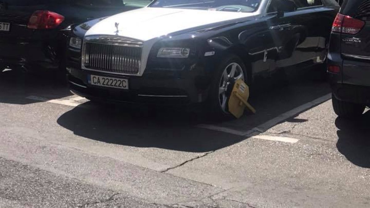 Само в БЛИЦ! Баровец с Ролс-Ройс паркира колата си в София и съжали много жестоко (СНИМКА) 