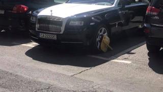 Само в БЛИЦ! Баровец с Ролс-Ройс паркира колата си в София и съжали много жестоко (СНИМКА) 