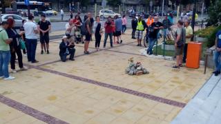 Нова грамада расте пред Община Варна (СНИМКИ)
