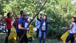 Нинова подхвана пликче и започна да събира боклуци от земята (СНИМКИ)