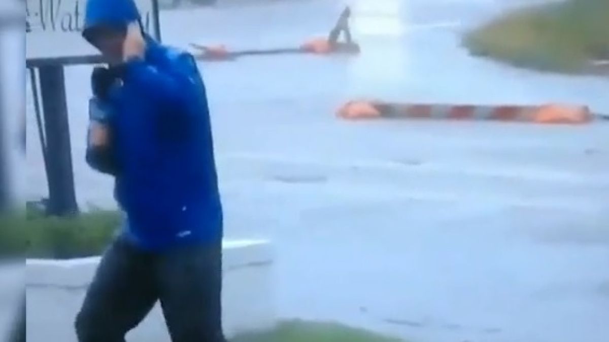 Дайте му "Оскар": В мрежата се подиграват на водещ на прогнозата за времето, "сражаващ" се с урагана "Флорънс" (ВИДЕО)