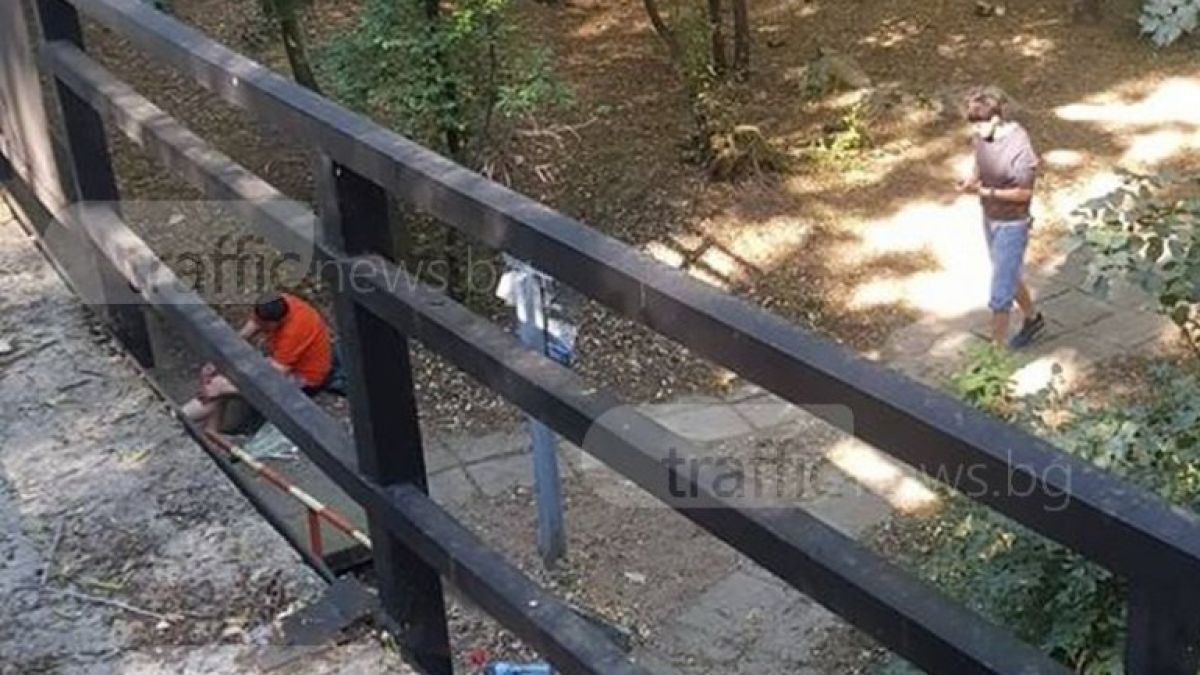 Мъже се боцкат пред погледите на деца на Младежкия хълм в Пловдив (СНИМКИ)