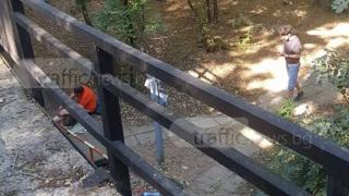 Мъже се боцкат пред погледите на деца на Младежкия хълм в Пловдив (СНИМКИ)