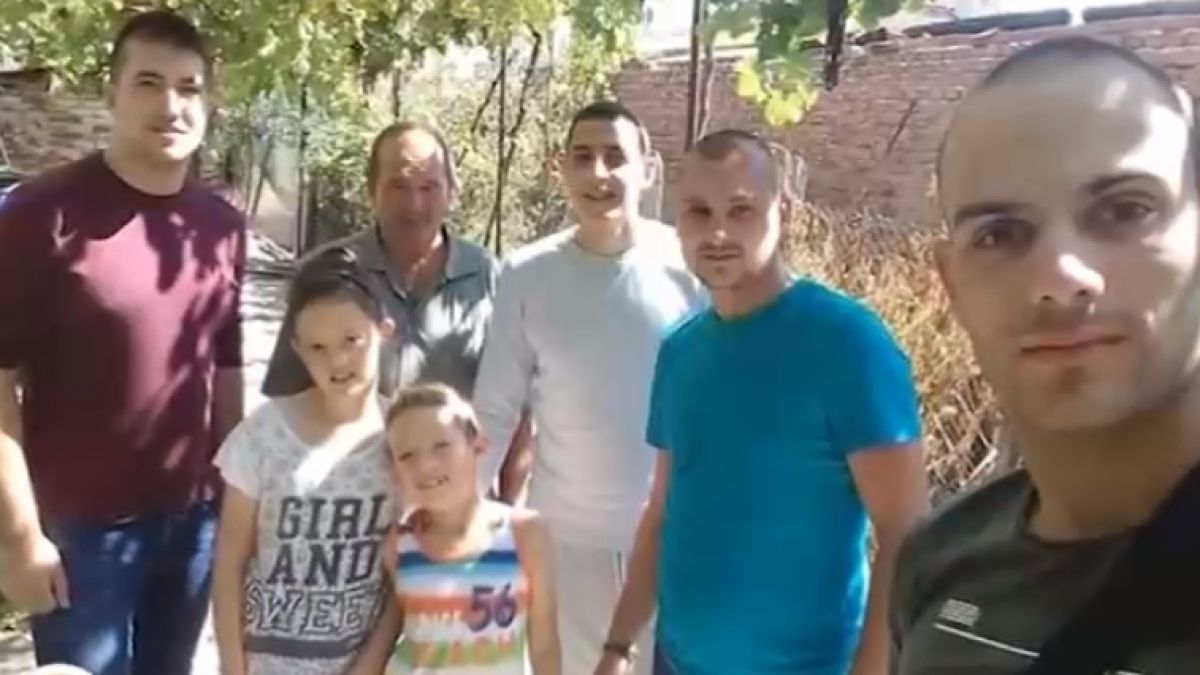 За пример! Младежи помогнаха на дядо, който сам гледа внучетата си (ВИДЕО)